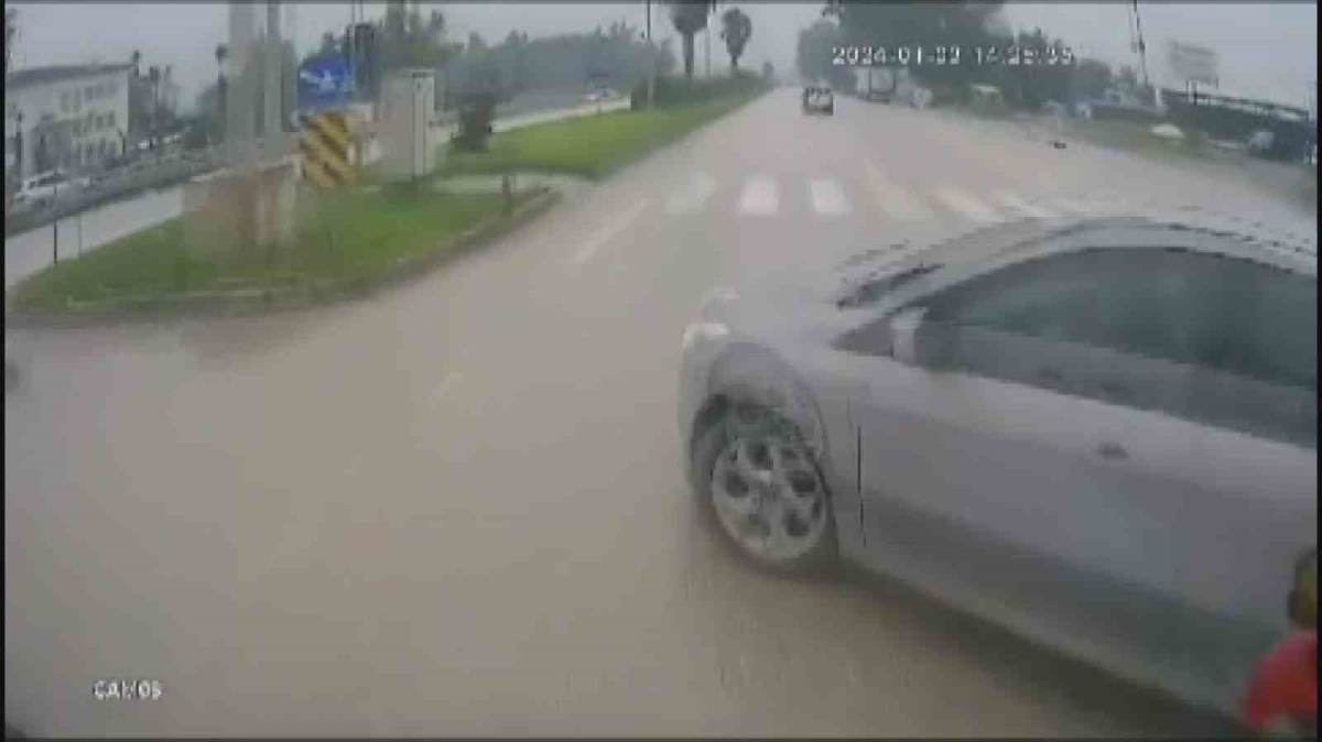 Yolcu otobüsü ile otomobilin çarpışma anı araç kamerasına yansıdı: 2 yaralı
