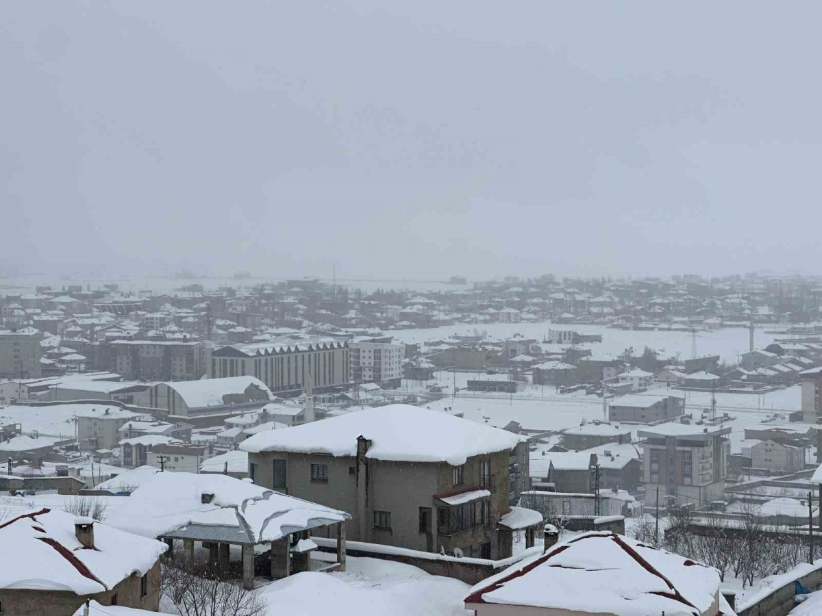 Hakkari’de 96 köy ve 202 mezra yolu ulaşıma kapandı
