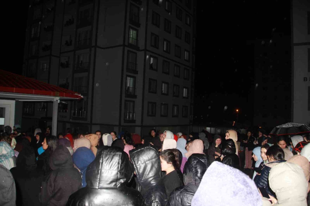 Kız öğrenci yurdunda asansör arıza yaptı, öğrenciler ’düştüğünü’ sanıp panik yaşadı
