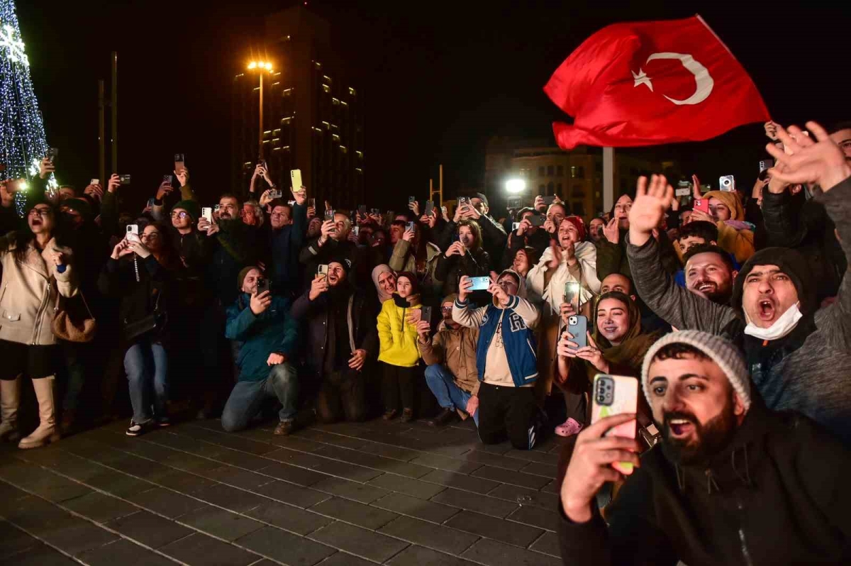 Türkiye’nin ilk uzay yolculuğunu vatandaşlar heyecanla takip etti

