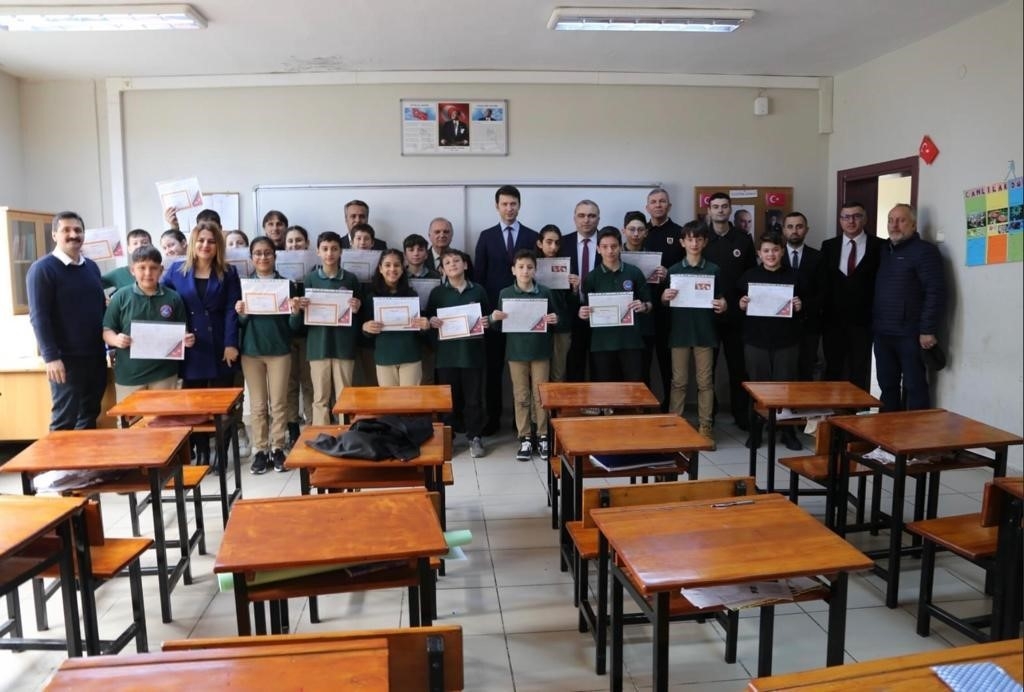 Karne aldığı gün annesiyle birlikte kazada hayatını kaybetti
