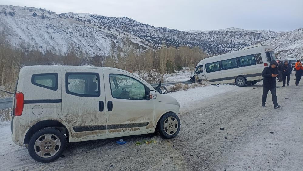 Sivas’ta minibüs ile otomobil çarpıştı: 26 yaralı
