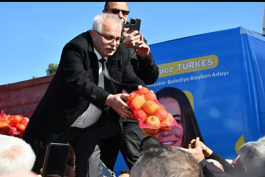 Kozan Belediyesi Adanalılara 20 ton ücretsiz portakal dağıttı
