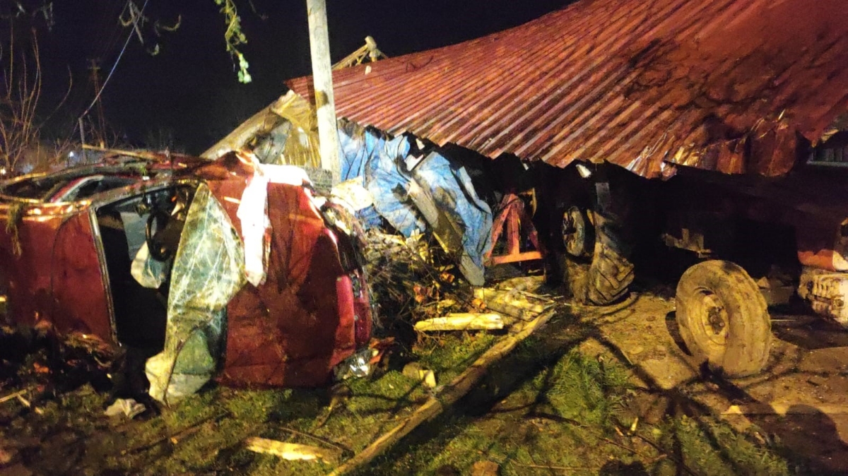 Otomobil evin bahçesine uçtu: 1 ölü, 1 yaralı
