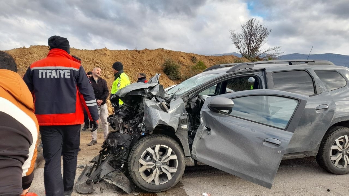 Cip kamyona ok gibi saplandı: 1 yaralı
