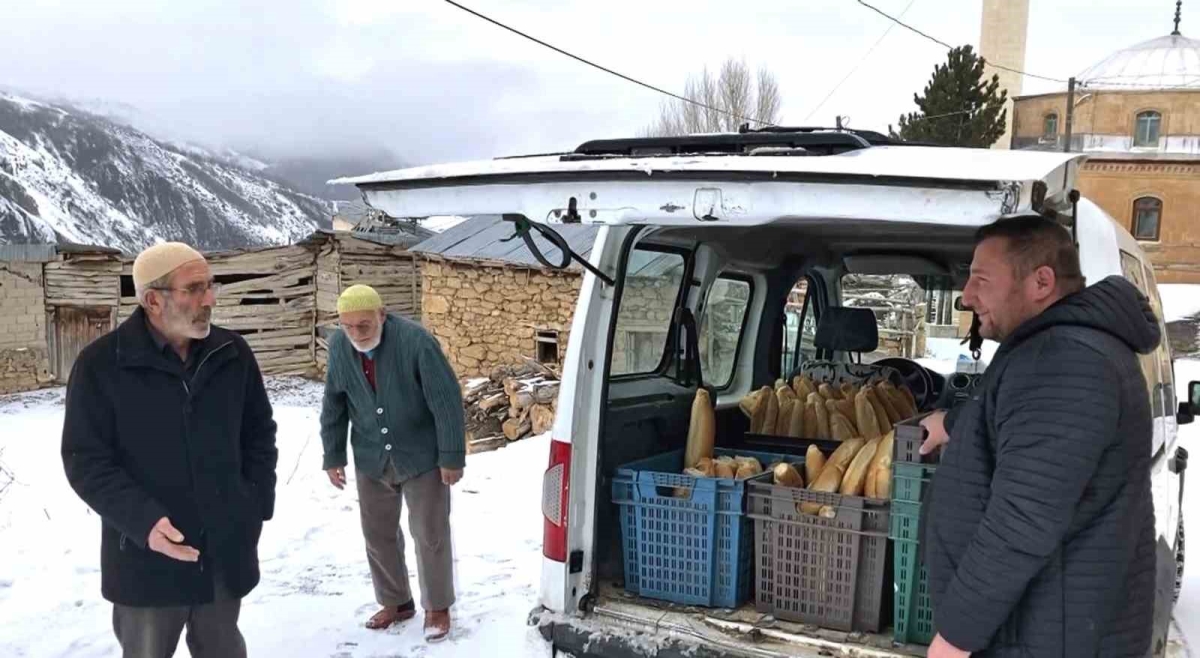Fırıncı karlı yolları aşarak yıllardır köylere ekmek götürüyor

