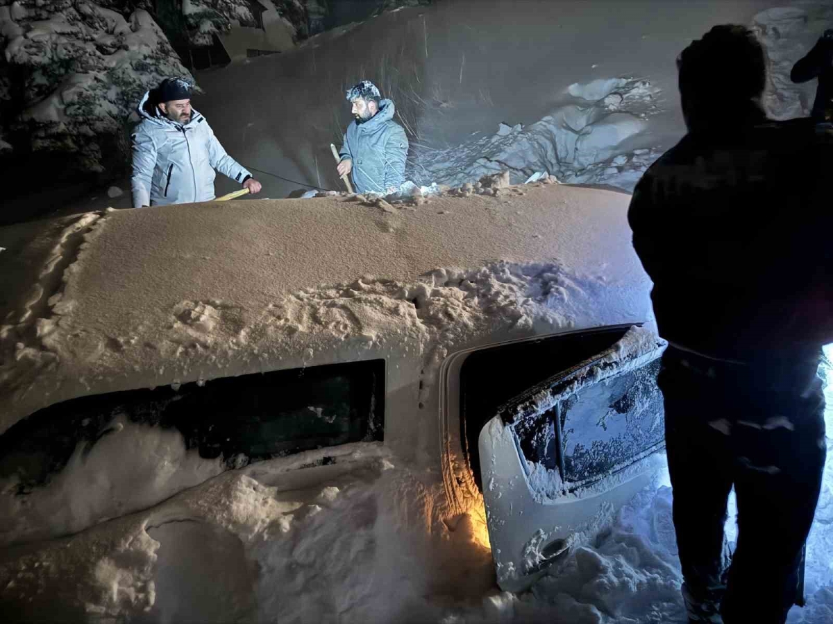 İş makinesi operatör çığ altında kaldı
