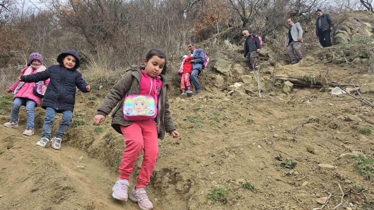Heyelanın yıktığı köyde vatandaşların patika çilesi
