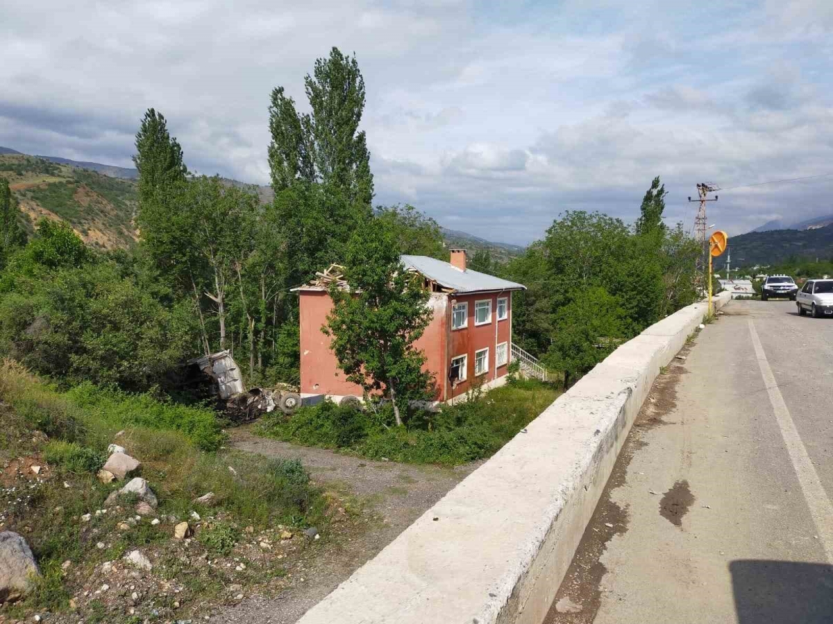 Koyulhisar içesinde bu evin üzerine sürekli kamyon uçuyor
