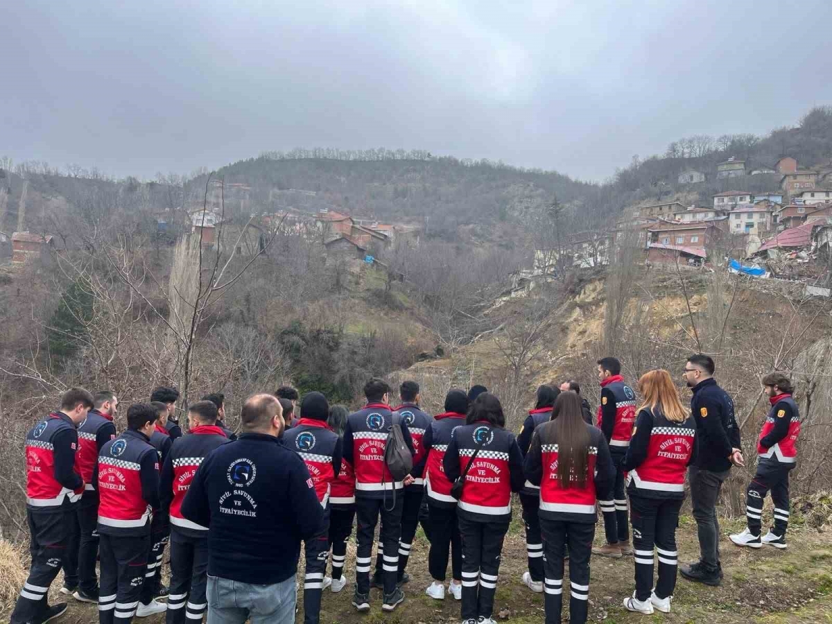 Heyelanın olduğu bölgede afet dersi işlediler
