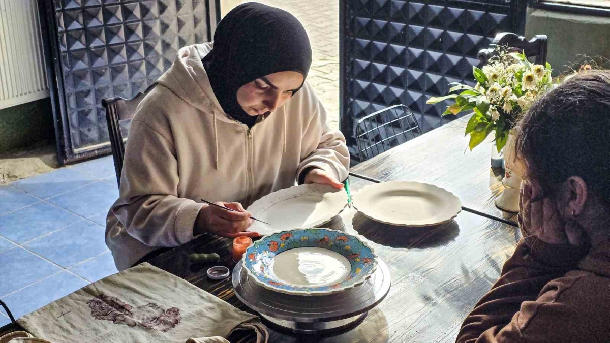 İlçenin tek kadın esnafı, çini sanatının incisi oldu
