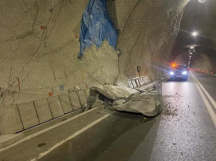 Çökme riski bulunan tünelde tehlike her geçen gün artıyor
