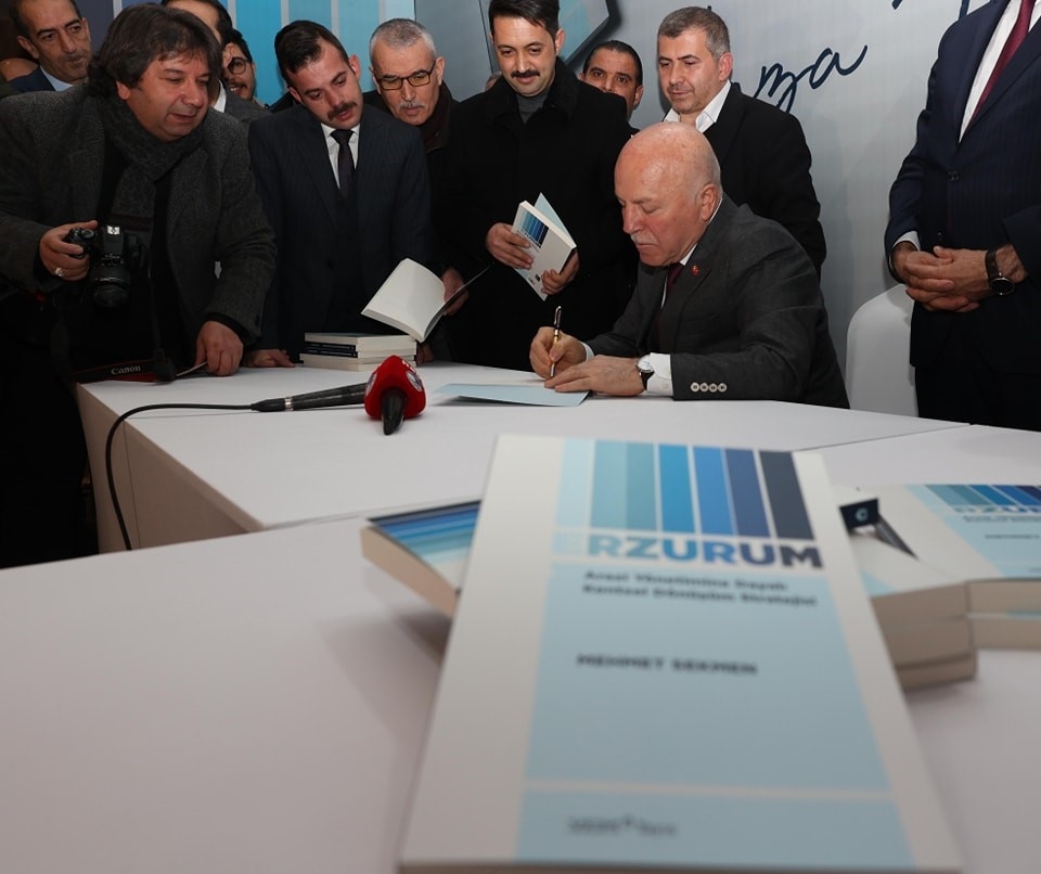 Başkan Sekmen kentsel dönüşümün kitabını yazdı
