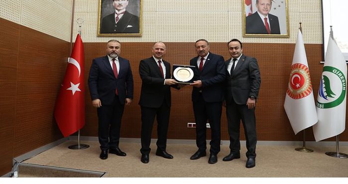 Giresun İl Genel Meclis üyesi Uğur Eraslan’a son meclis toplantısında plaket taktim edildi