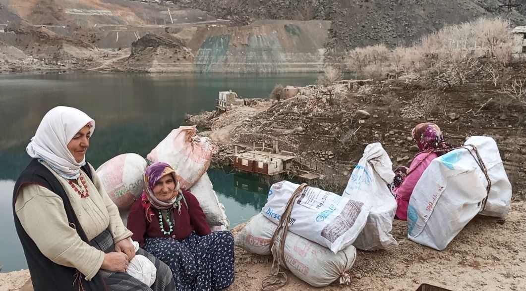 Baraj suları çekilince hatıraları için evlerine patika yol yaptılar
