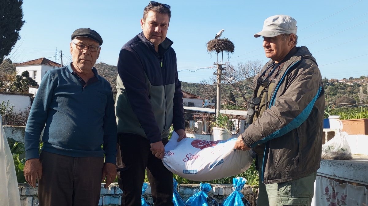 Leyleği gören 1 çuval unu kaptı
