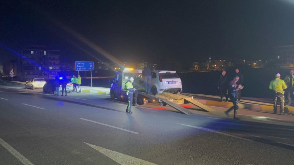 Polislerden kaçarken ekip otosuna çarpan sürücü ehliyetsiz çıktı
