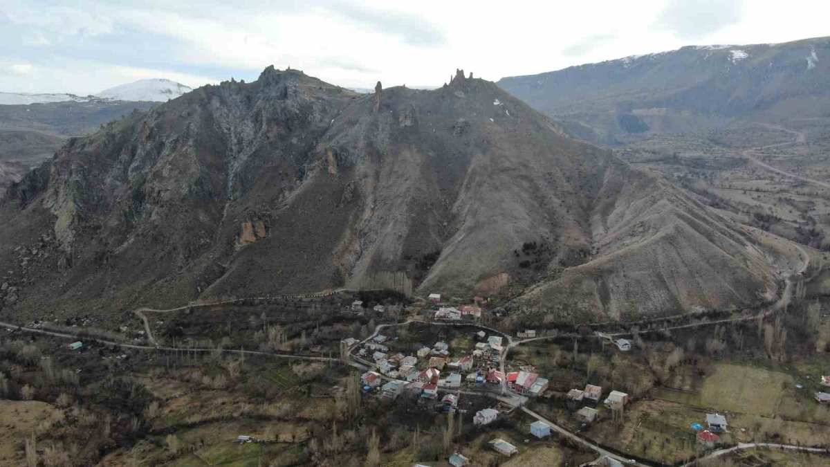 Dev kayalar köyü tehdit ediyor
