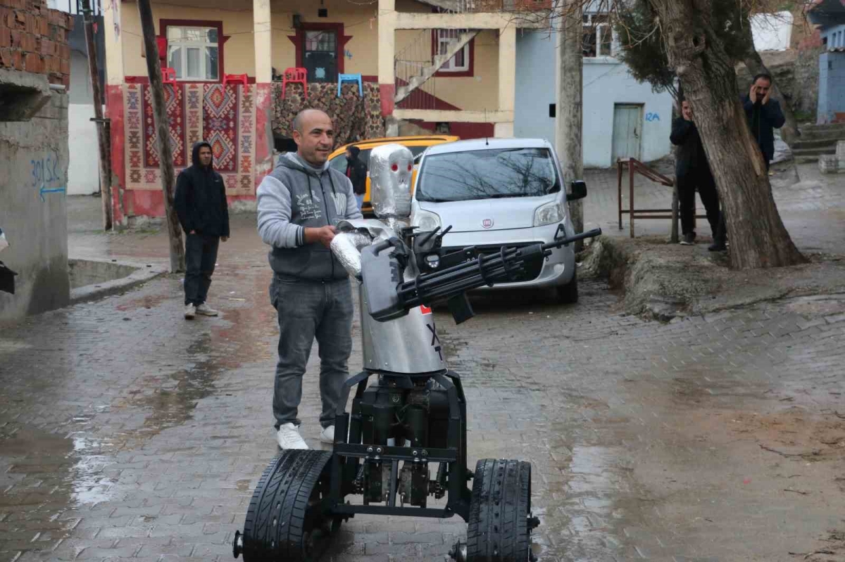 Kendi imkanlarıyla yapay zekalı robot asker yaptı

