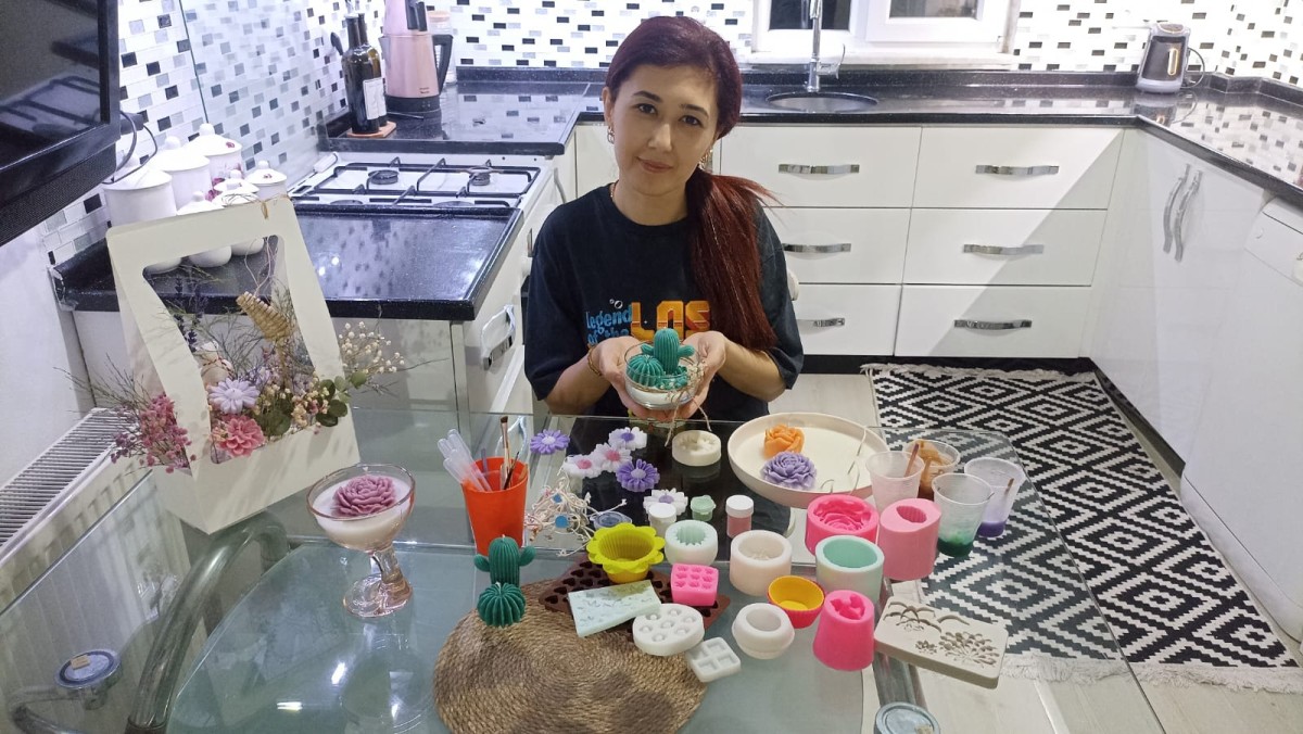 Evde Mum Yaparak Geçimini Sağlayan Kadın: Işıkla Umudu Yakalıyor 