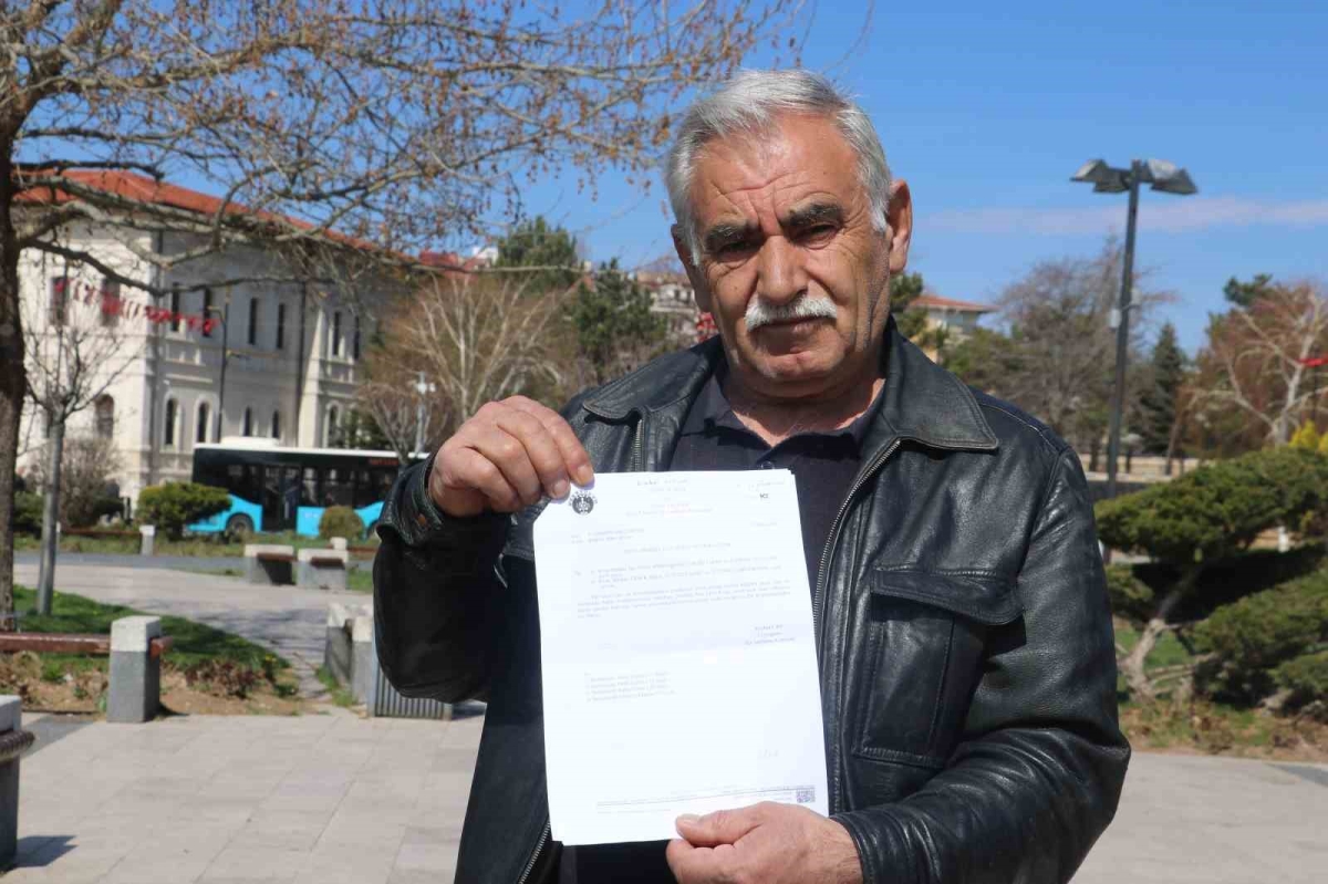 Resmiyette, tanımadığı 6 kişi ile aynı evde yaşıyor
