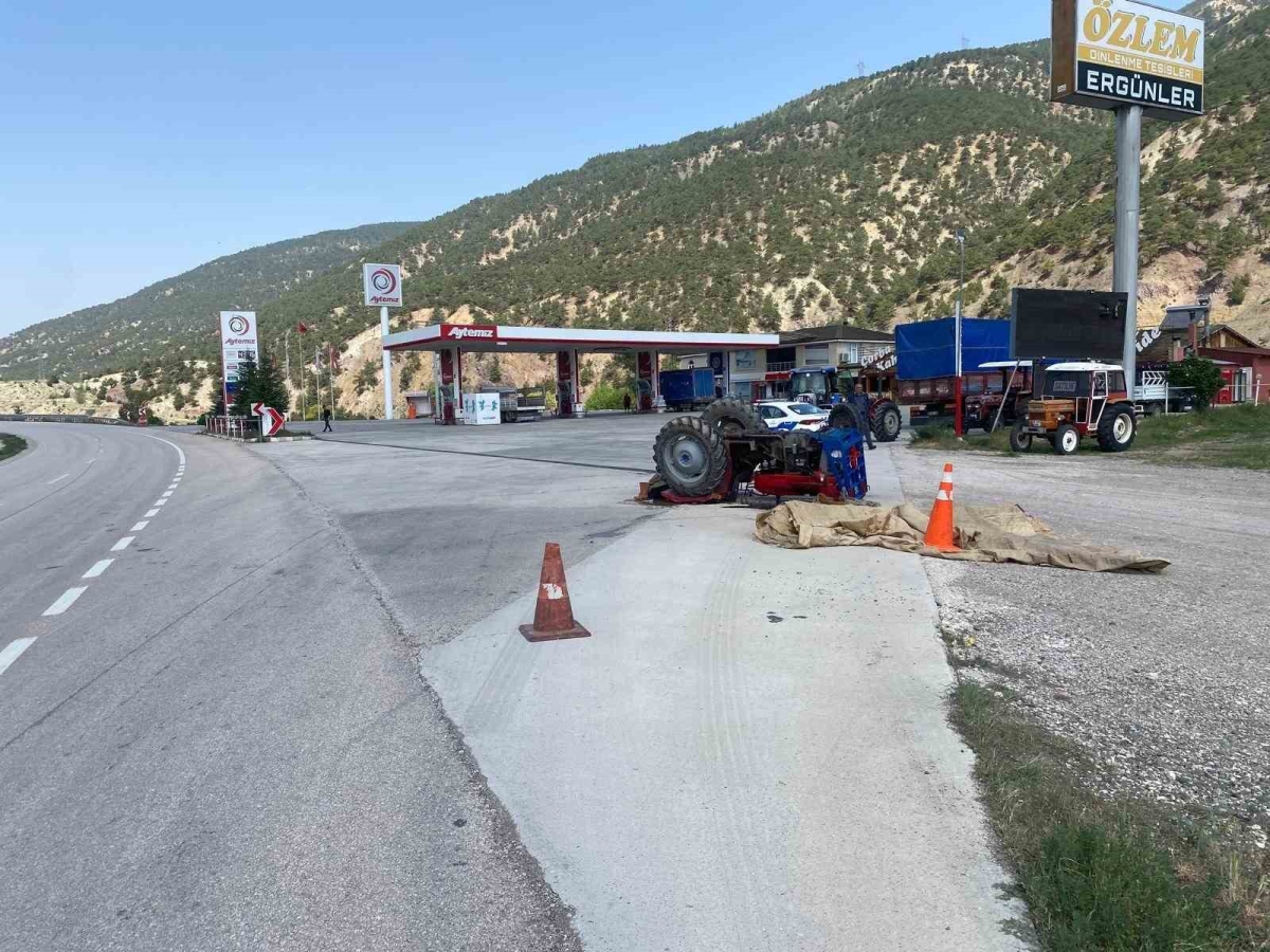 Traktör ters döndü: 1’i ağır 3 yaralı
