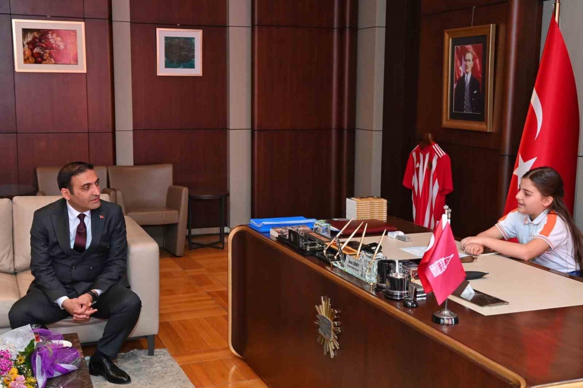 Beyoğlu Belediyesi’nin başkanlık koltuğuna küçük Elif oturdu
