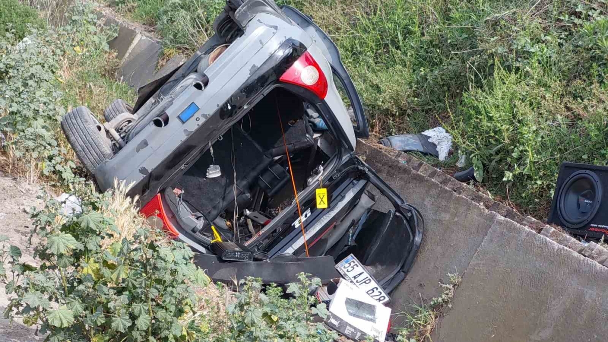 Su kanalına devrilen otomobilde 3 kişi yaralandı
