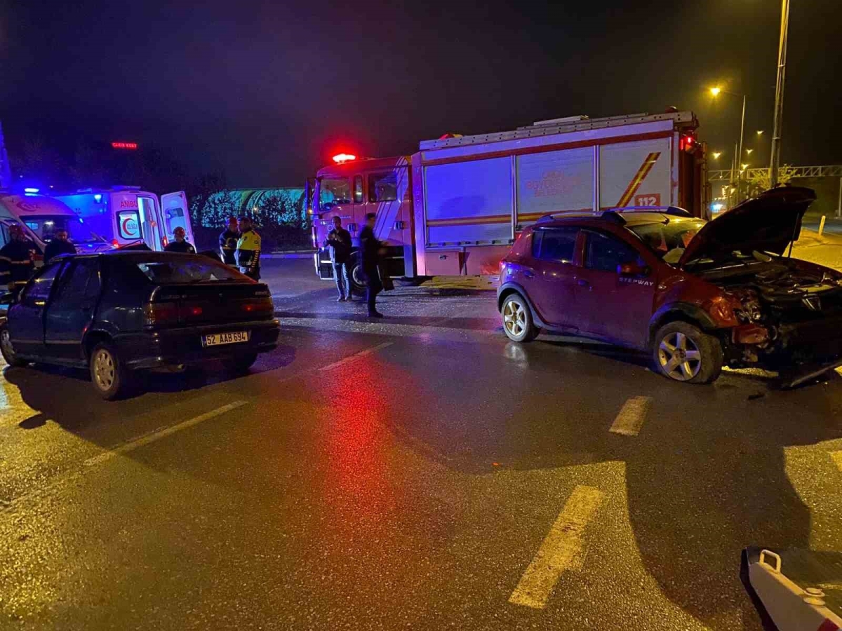 2 otomobilin çarpıştığı kazada 1’i ağır 5 kişi yaralandı
