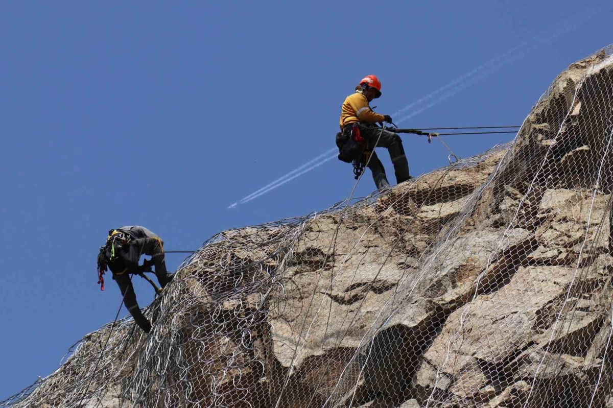 Kaya düşme riski bulunan dağlar çelik ağlarla kafese alınıyor

