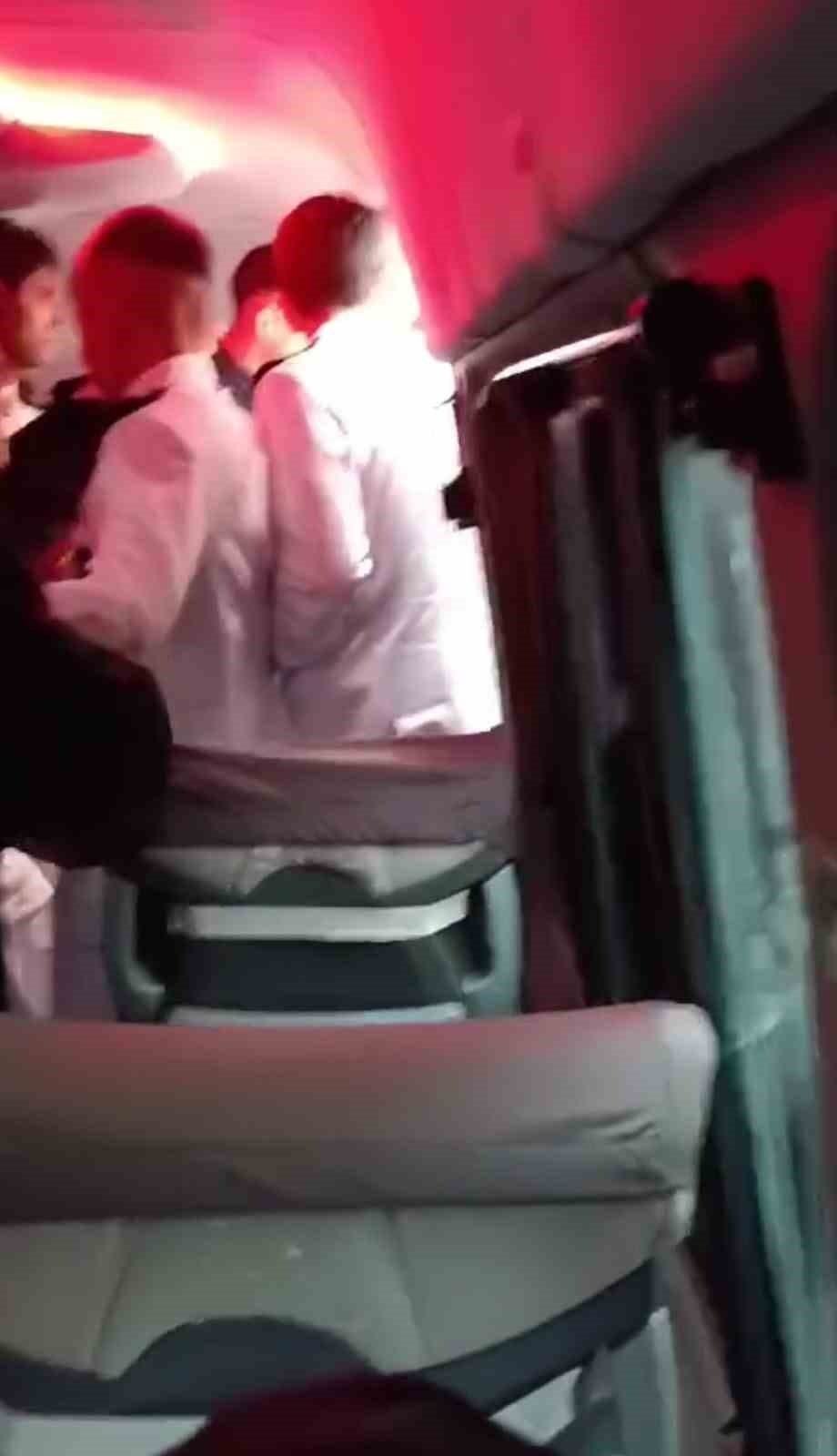 Minibüs şoförleri özel servis kiralayan üniversite öğrencilerine kızdı, yol keserek darp etti

