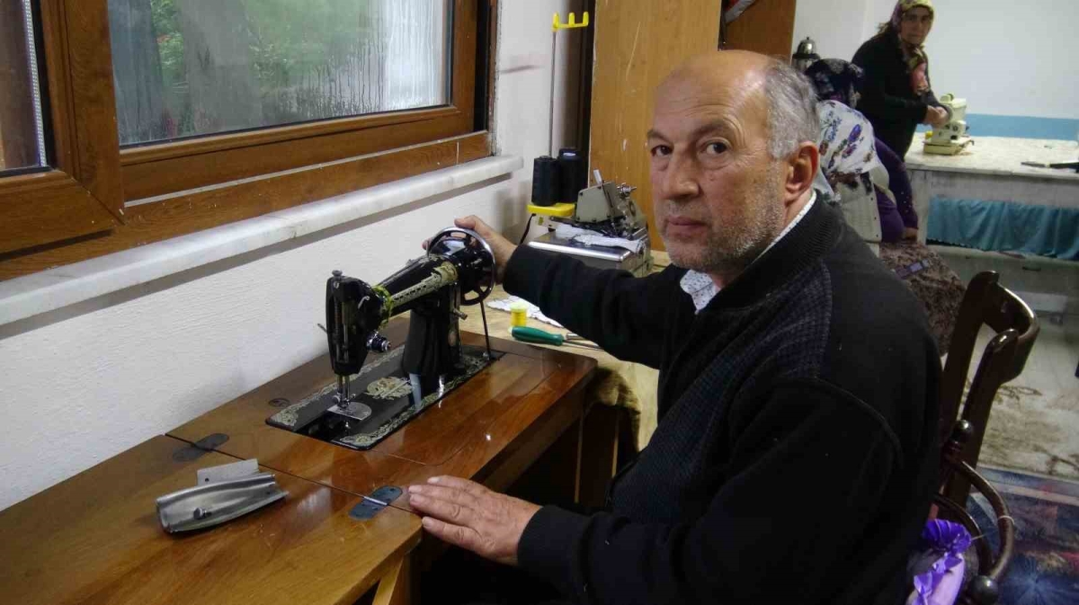 İl il gezerek klasik dikiş makinesi tamiri yapıyor
