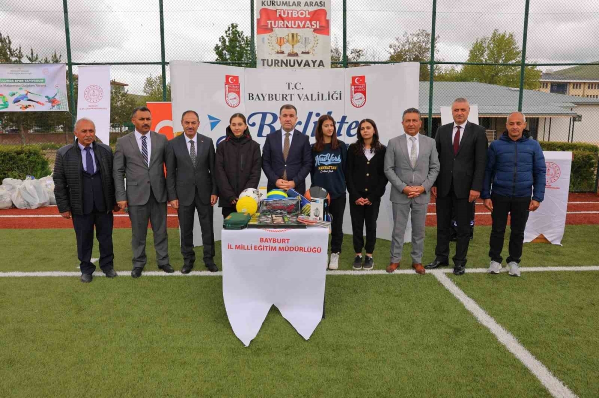 Bayburt’ta ilköğretim ve ortaokul öğrencilerine spor malzemeleri dağıtıldı
