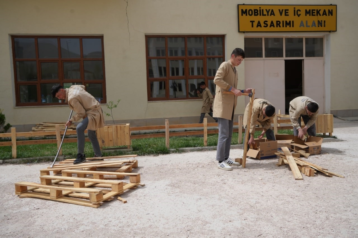 Fabrika gibi lisede arı gibi çalışan öğrenciler atık malzemelerden ahşap eşyalar üretiyorlar
