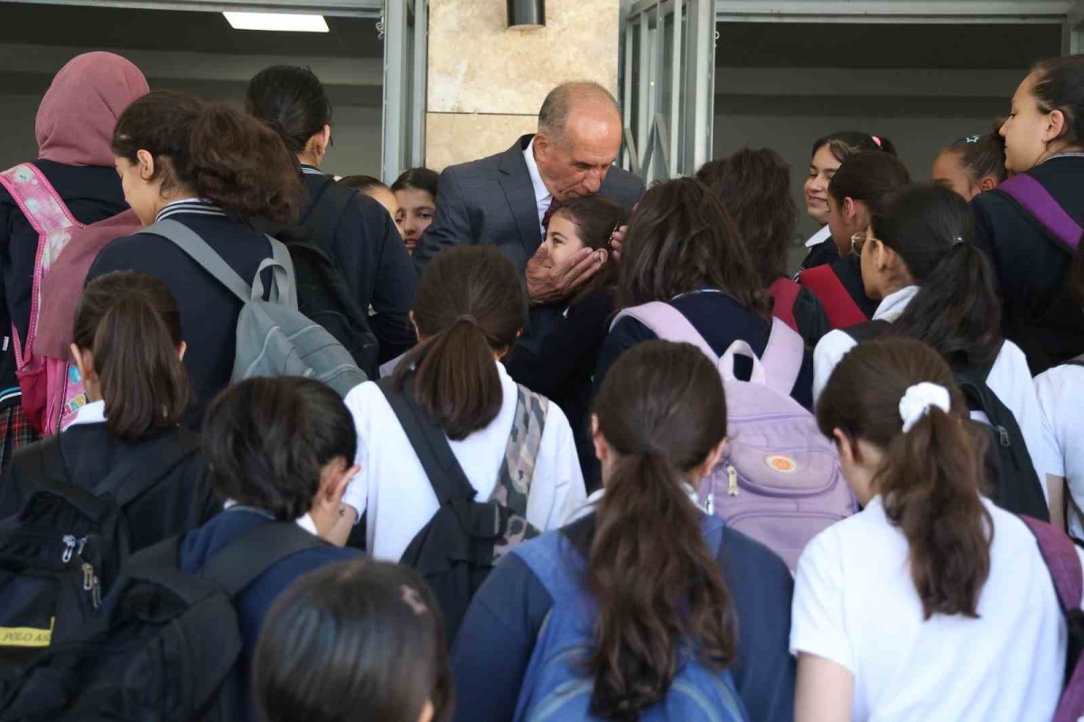 Emekli oldu ama 5 yıldır okulu ilk o açıyor ve öğrencileri kapıda karşılıyor
