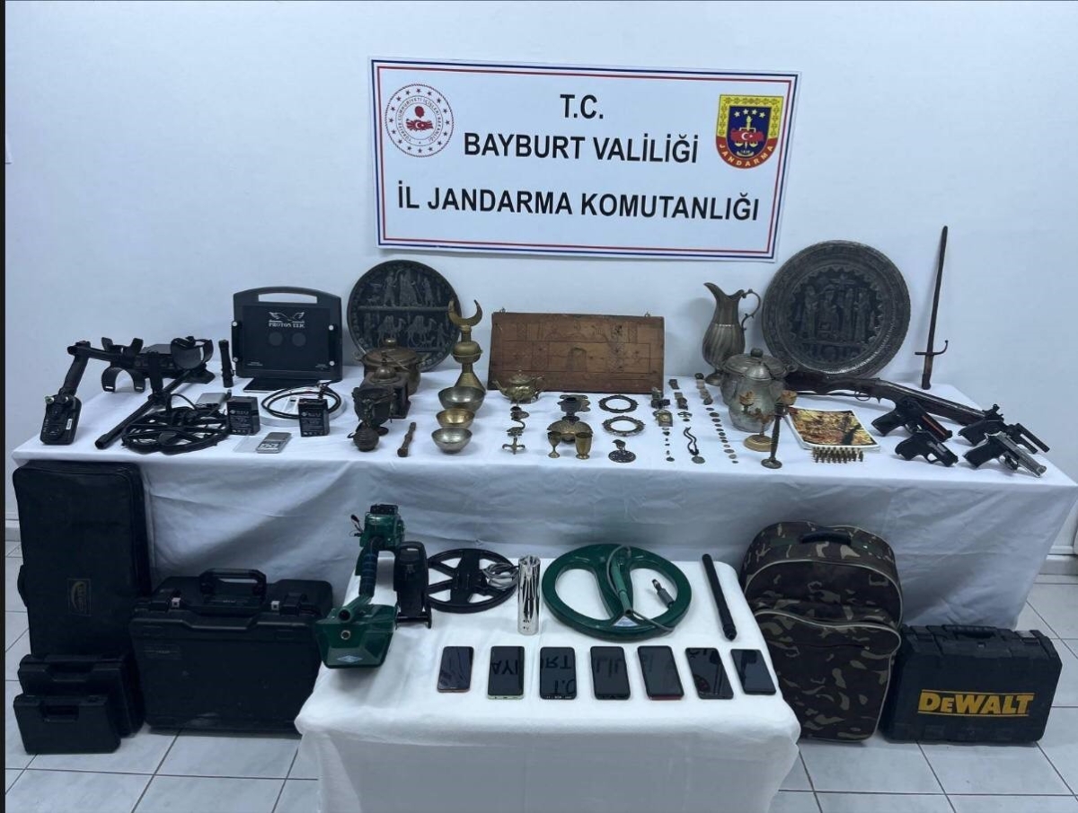 43 parçadan oluşan tarihi eserler ile 13 adet sikke ele geçirildi
