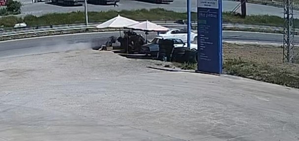 Amasya’da otomobil yol kenarındaki tezgaha daldı: 1 ölü
