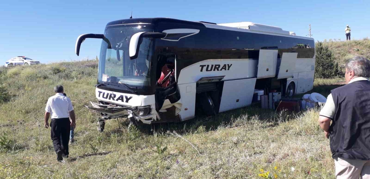 Sivas’ta yolcu otobüsü yoldan çıktı: 8 yaralı
