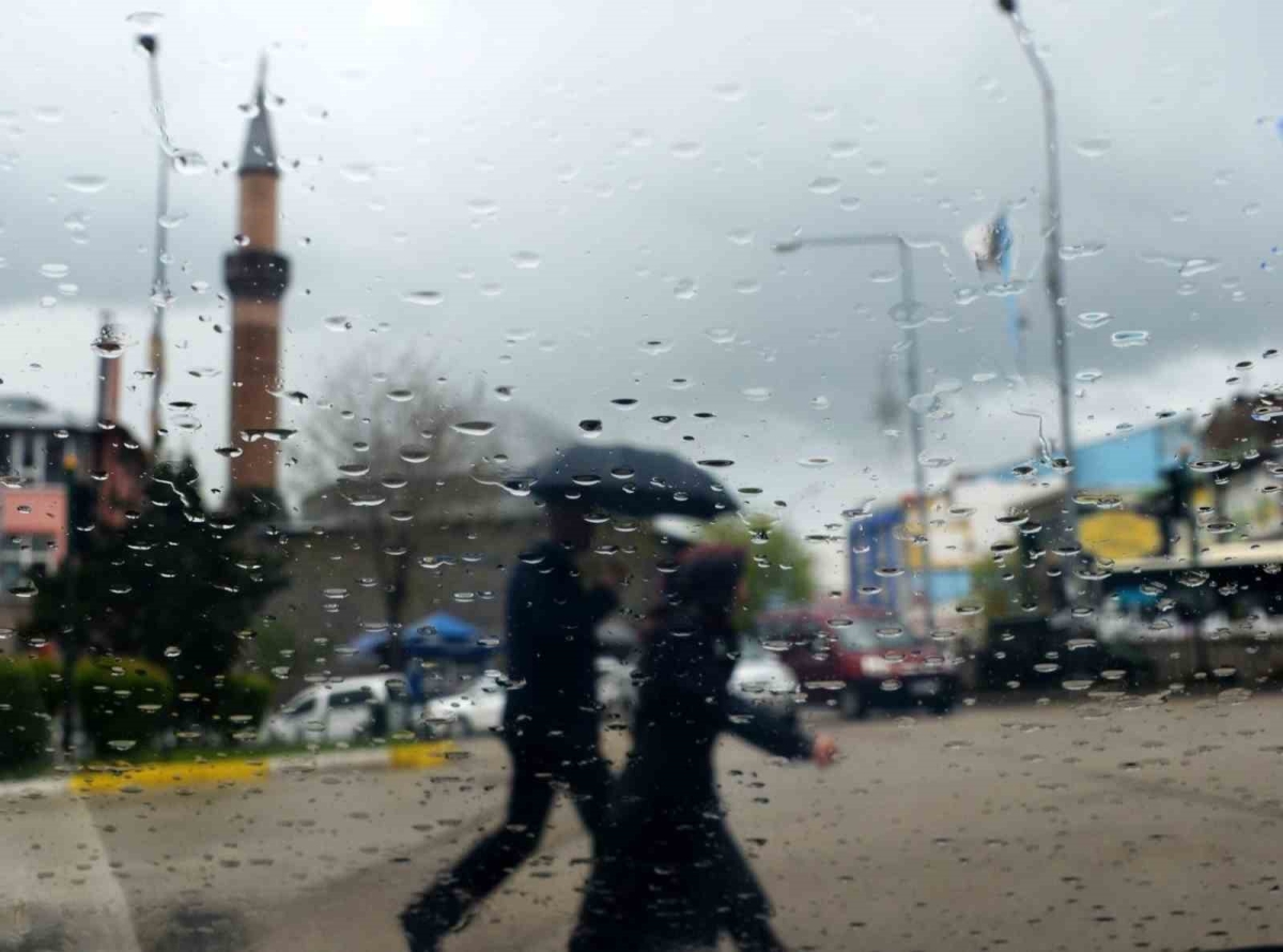Sağanak yağış Bayburt’ta sele neden oldu
