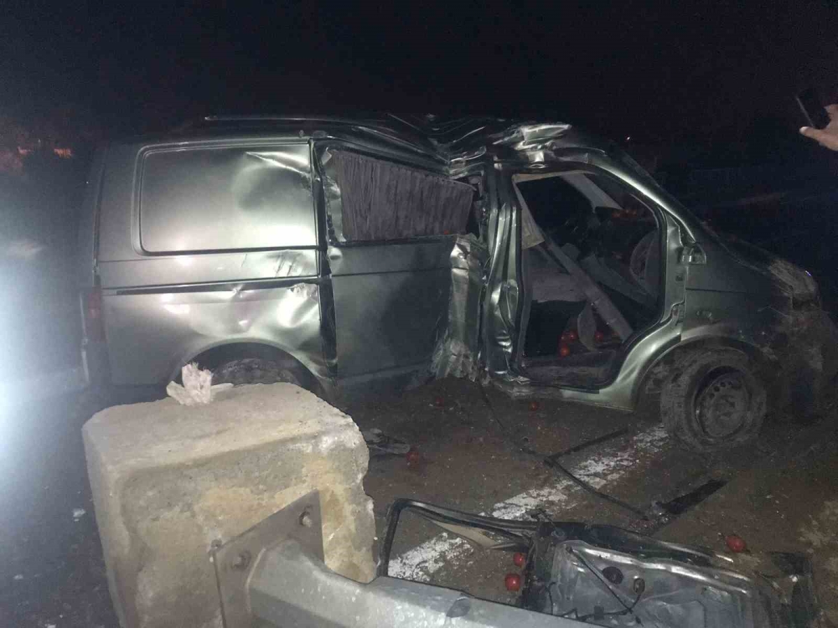 Sivas’ta minibüs aydınlatma direğine çarptı: 1’i ağır 2 yaralı
