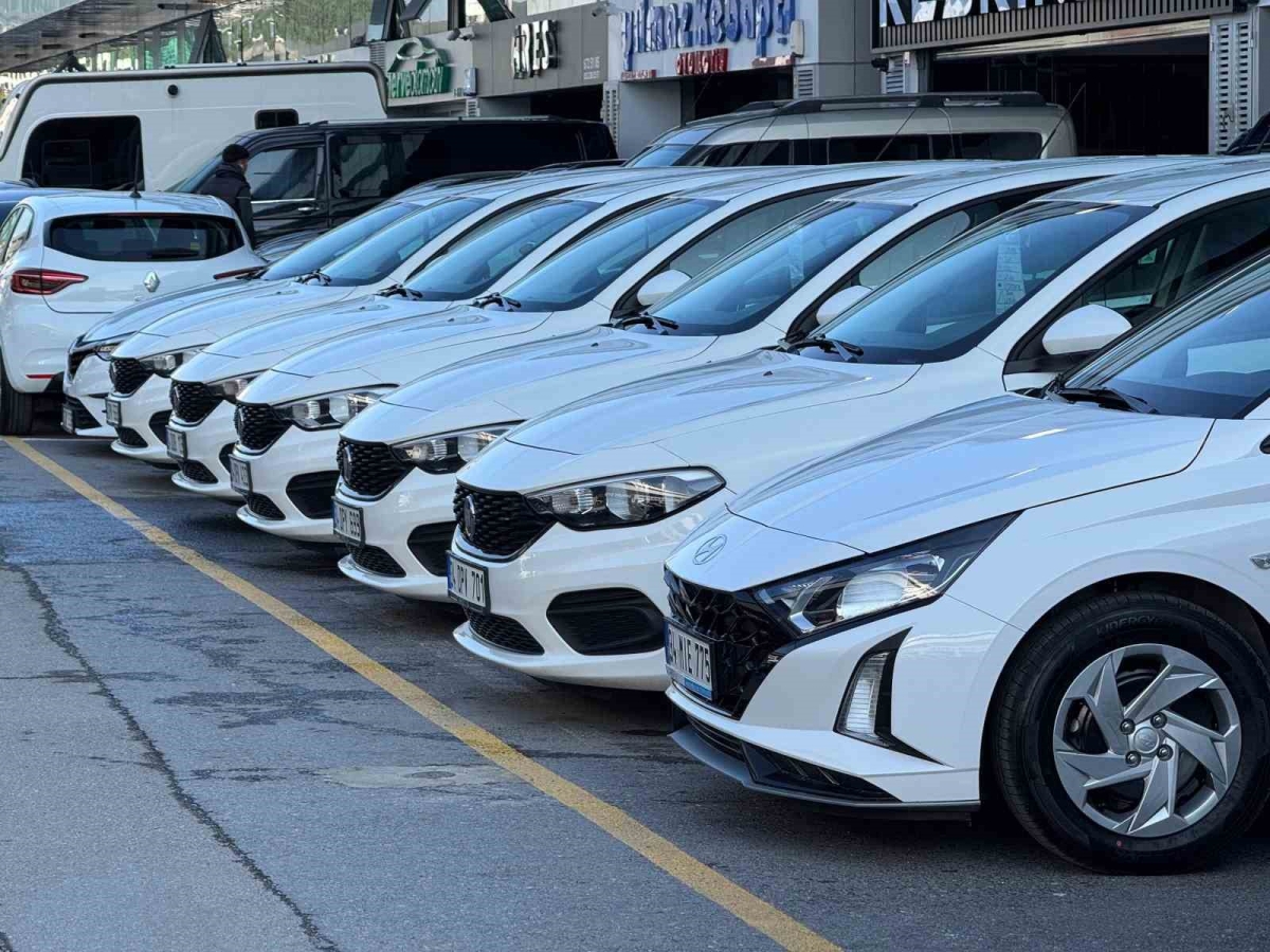 İkinci el araç piyasasında yıl sonu hareketliliği yaşanırken, fiyatlar sabit kaldı
