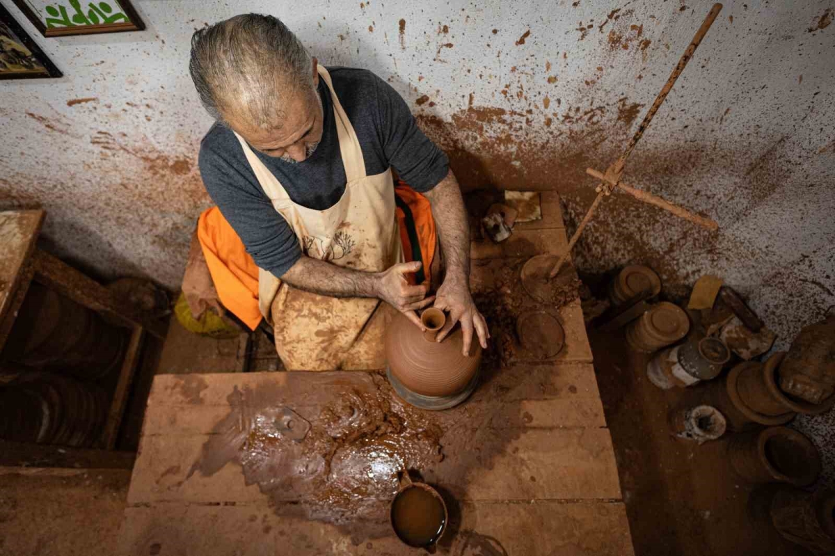 Ömrünü çömlekçiliğe adayan UNESCO ödüllü sanatkâr dünyaya usta yetiştiriyor

