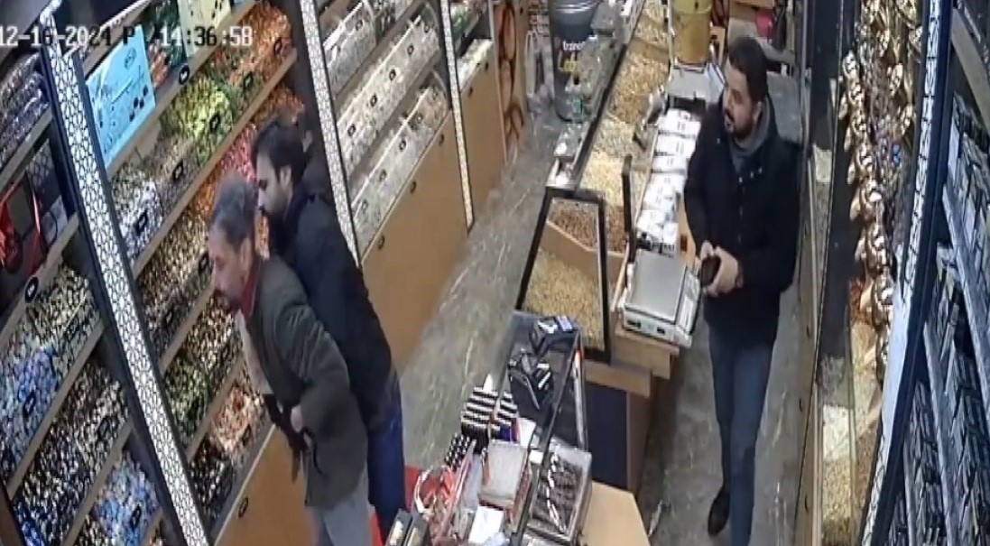 Nefessiz kaldı ‘Sırtıma vurun’ dedi, Heimlich manevrası ile hayata tutundu

