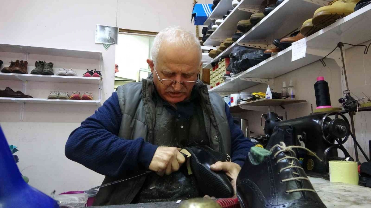 Ayakkabı ustası yarım asırdır el emeği ayakkabı üretmeyi sürdürüyor