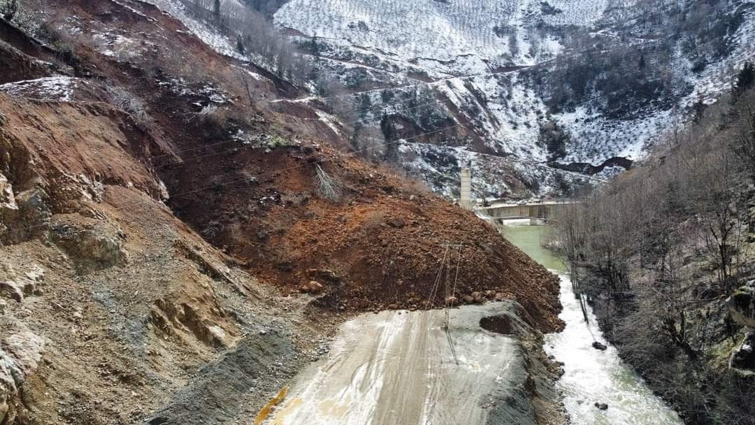 Heyelan nedeniyle iki beldenin yolu kapandı
