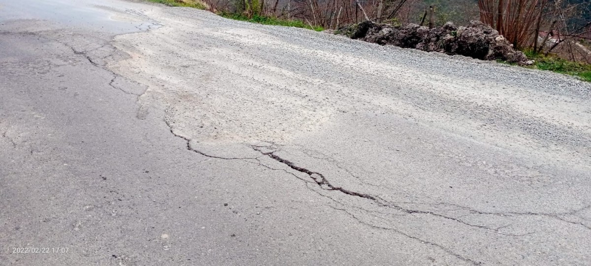 Giresun’daki yol çökmesi sürücüleri korkutuyor