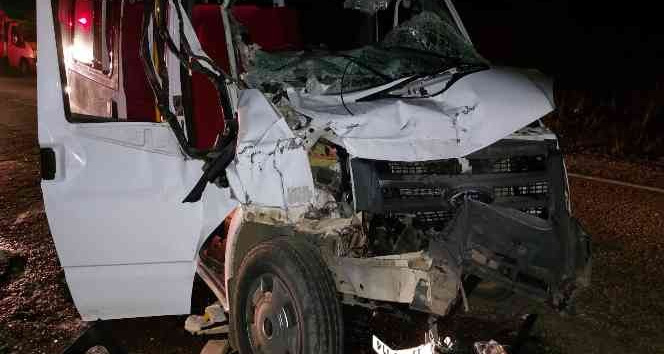Giresun'da minibüs ile traktör çarpıştı: 3 yaralı
