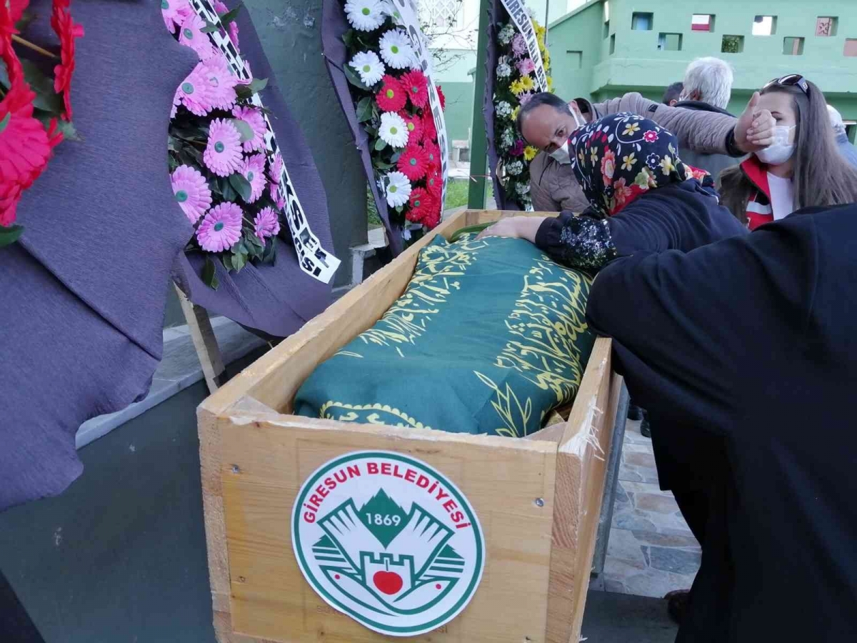 Bıçaklanarak öldürülen 16 yaşındaki kızının tabutuna sarılarak gözyaşı döktü
