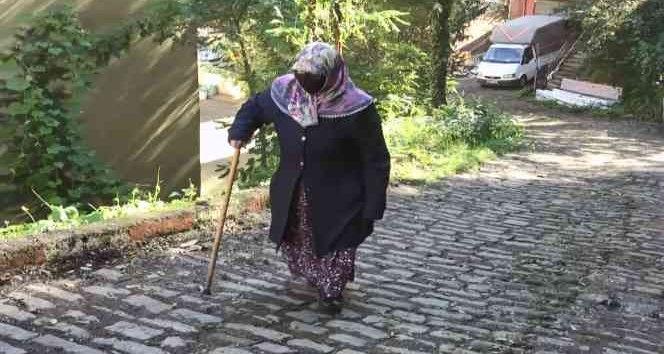 78 yaşında Kur'an-ı Kerim öğrenmek için her gün Halk Eğitim Merkezi'nin yokuşunu çıkıyor
