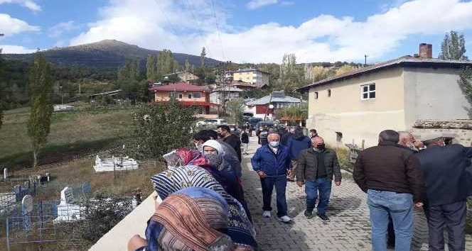 Trafik kazasında yaşamını kaybeden karı-koca yan yana toprağa verildi